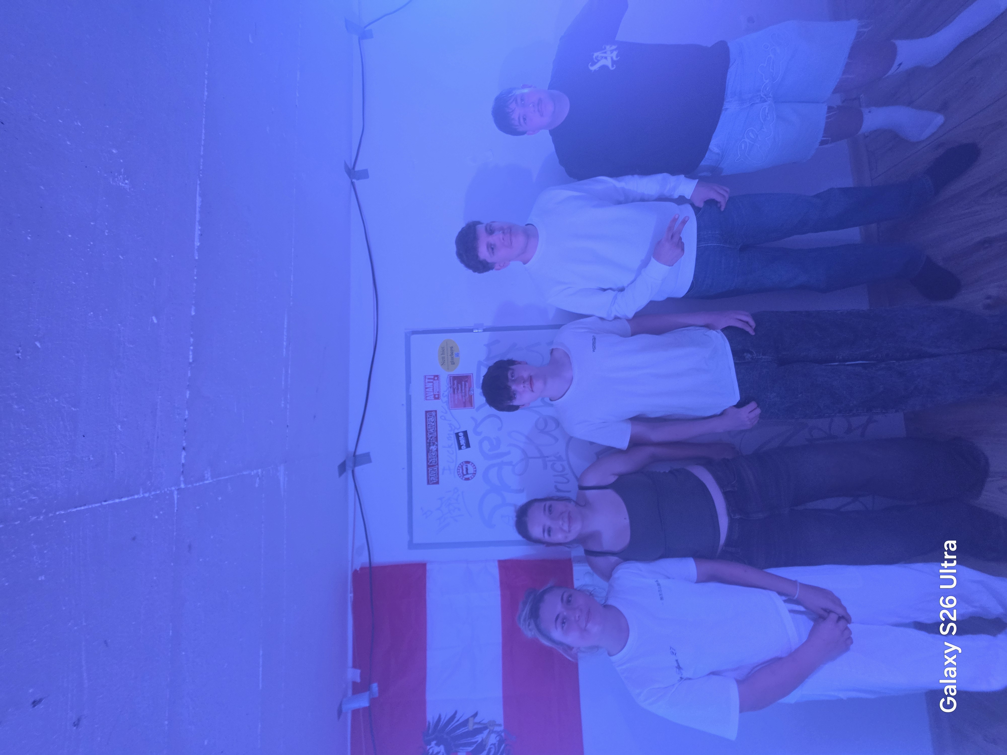 Gruppenfoto der Stammtisch-Runde im Keller